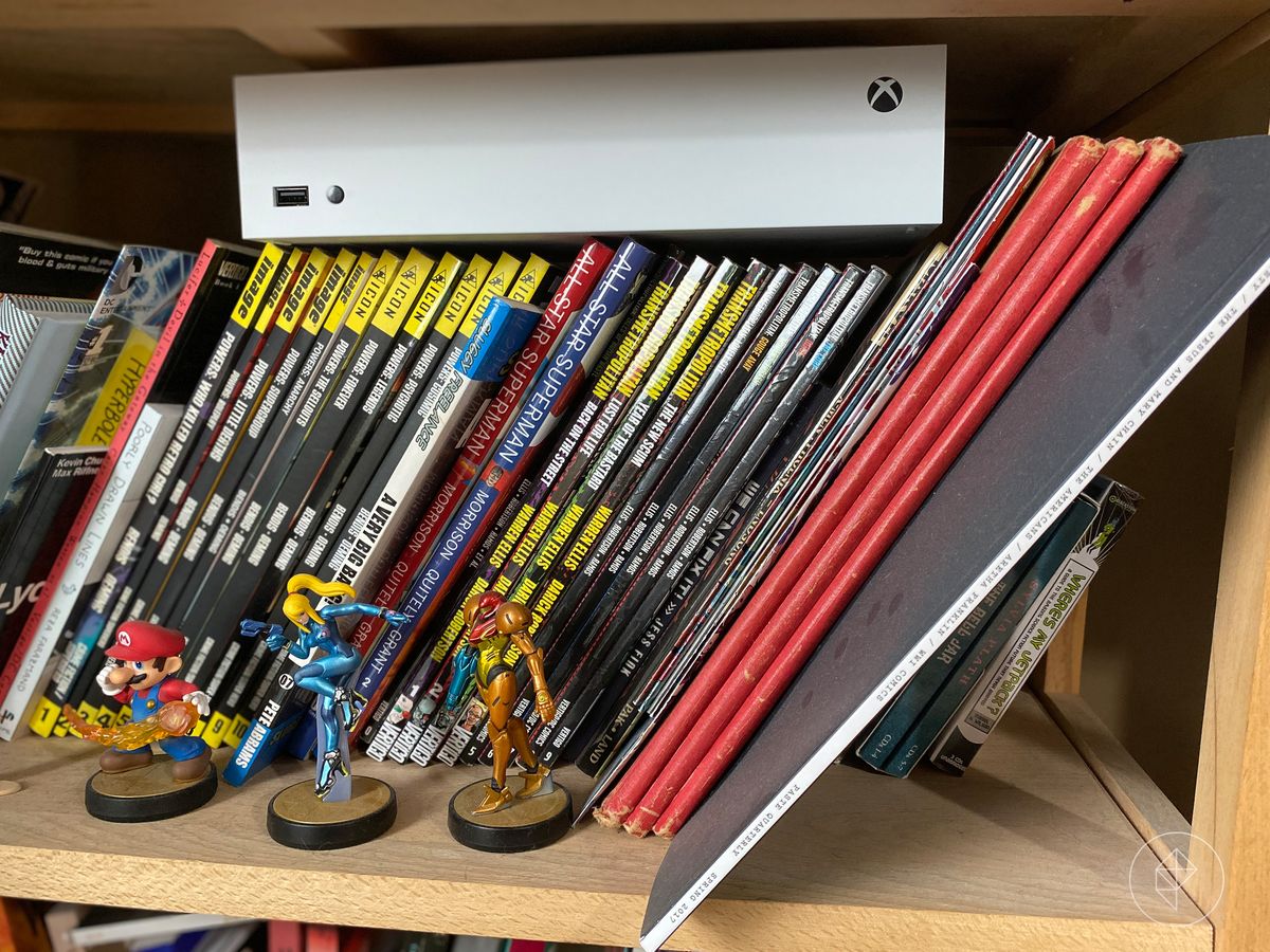 Foto della console Xbox-S sopra i libri