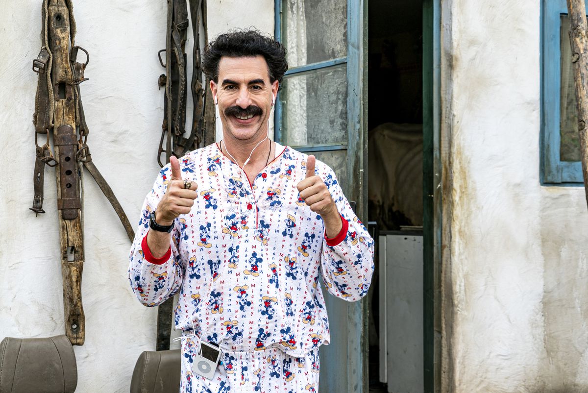 Sacha Baron Cohen nei panni di Borat, che dà il pollice in su in pigiama colorato