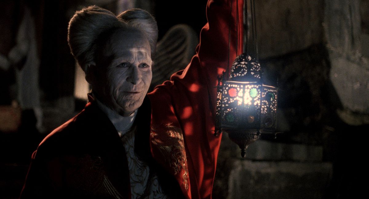 Dracula di Bram Stoker: Dracula (gary oldman) tiene in mano una lanterna