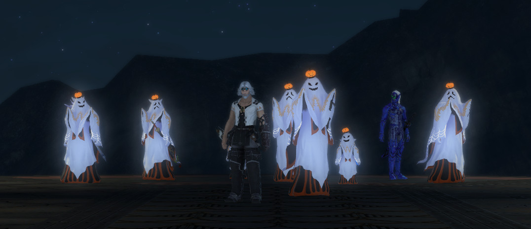 Tutti i personaggi tranne uno in una festa completa indossano costumi da fantasma in lenzuolo in Final Fantasy 14