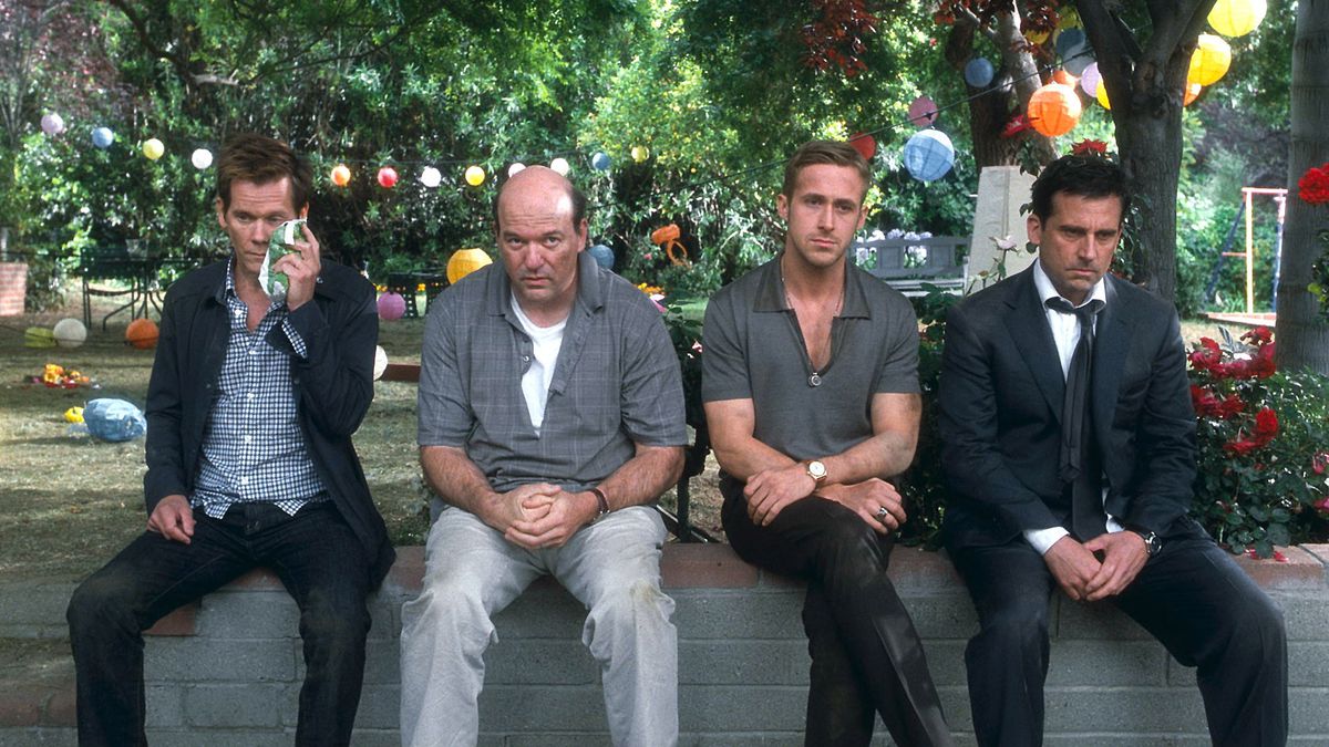 Kevin Bacon, John Carroll Lynch, Ryan Gosling e Steve Carell siedono su un muro con l'aria di essere sconfitti