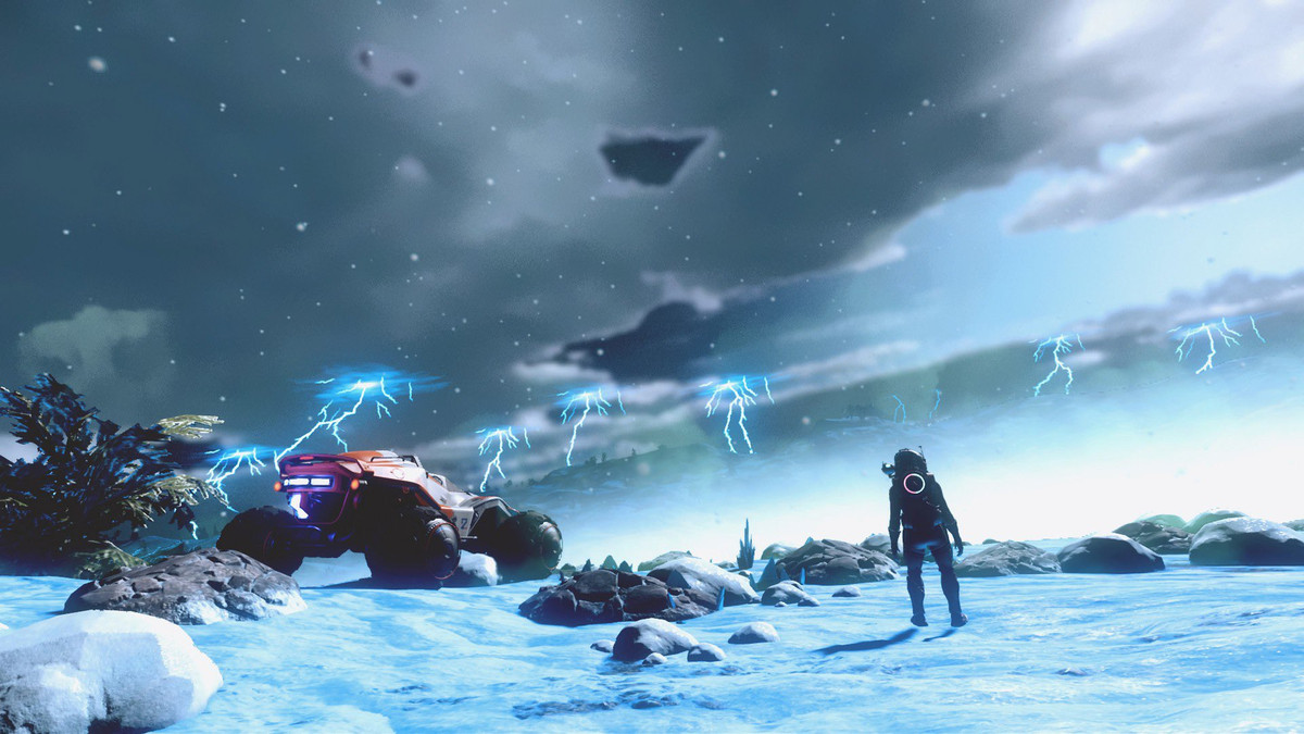 No Man's Sky: un giocatore si trova su un minaccioso pianeta ghiacciato e guarda una tempesta.