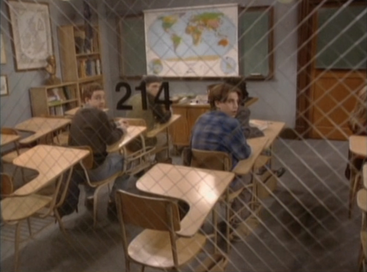 Shawn e Cory guardano Boy Meets World dalla finestra di un'aula
