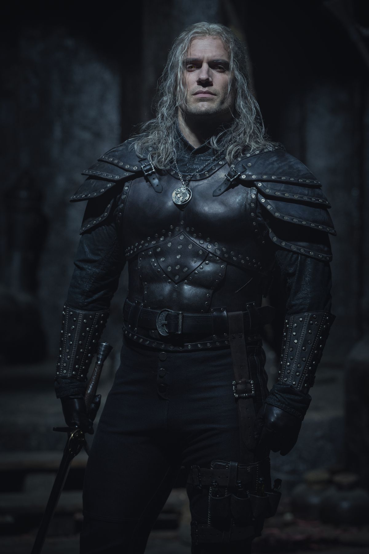 Cavill nei panni di Geralt nell'armatura della seconda stagione di The Witcher
