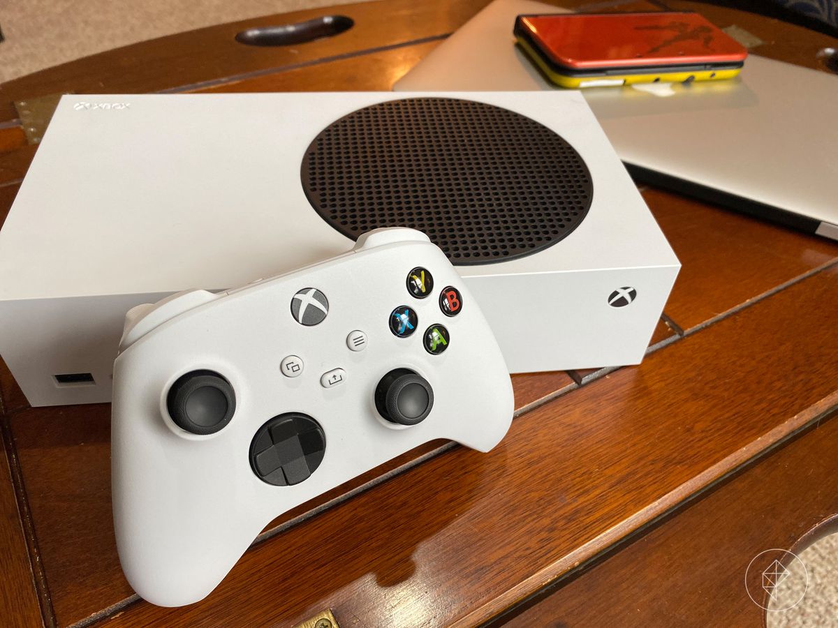 Foto di Xbox-S e controller di gioco