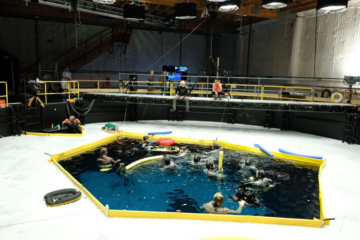 attori in una cisterna d'acqua per avatar 2 con James Cameron che abbaia ordini in alto