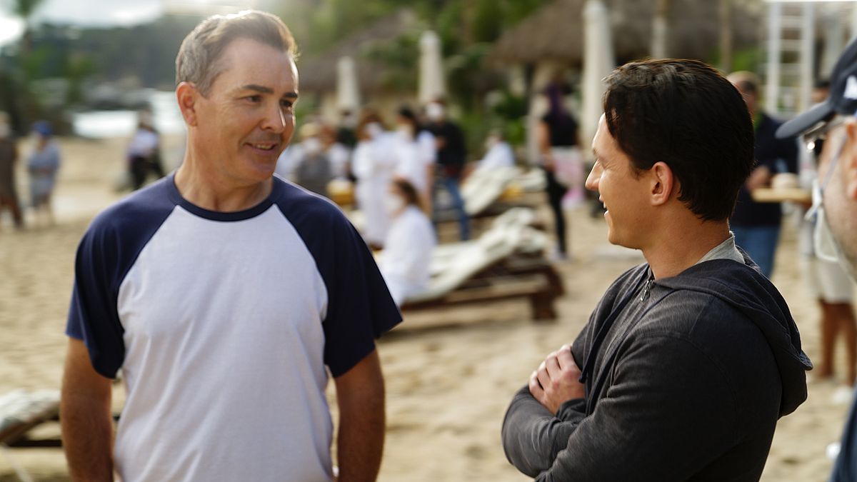 una foto di Nolan North che guarda Tom Holland sulla spiaggia, sul set del film Uncharted
