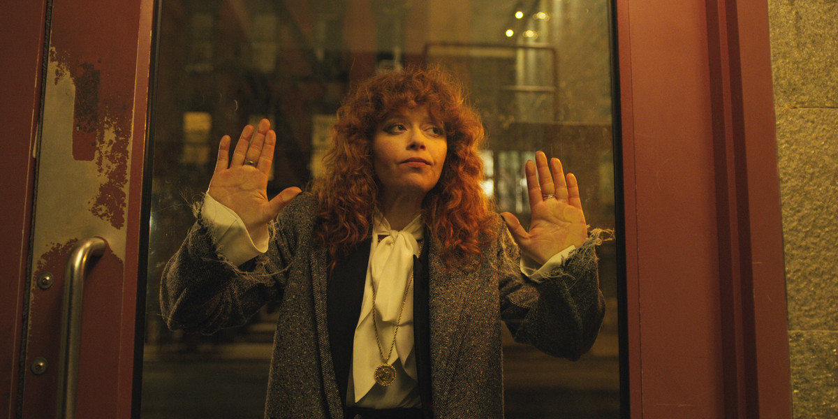 Natasha Lyonne preme le mani contro una porta a vetri in Russian Doll