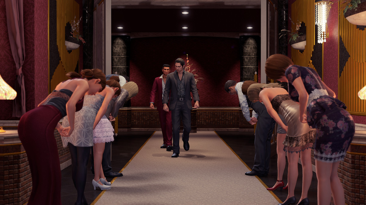 Masato Arakawa, followed by Ichiban Kasuga, enters a cafe in Yakuza: Like a Dragon. The hosts bow to the men as they enter