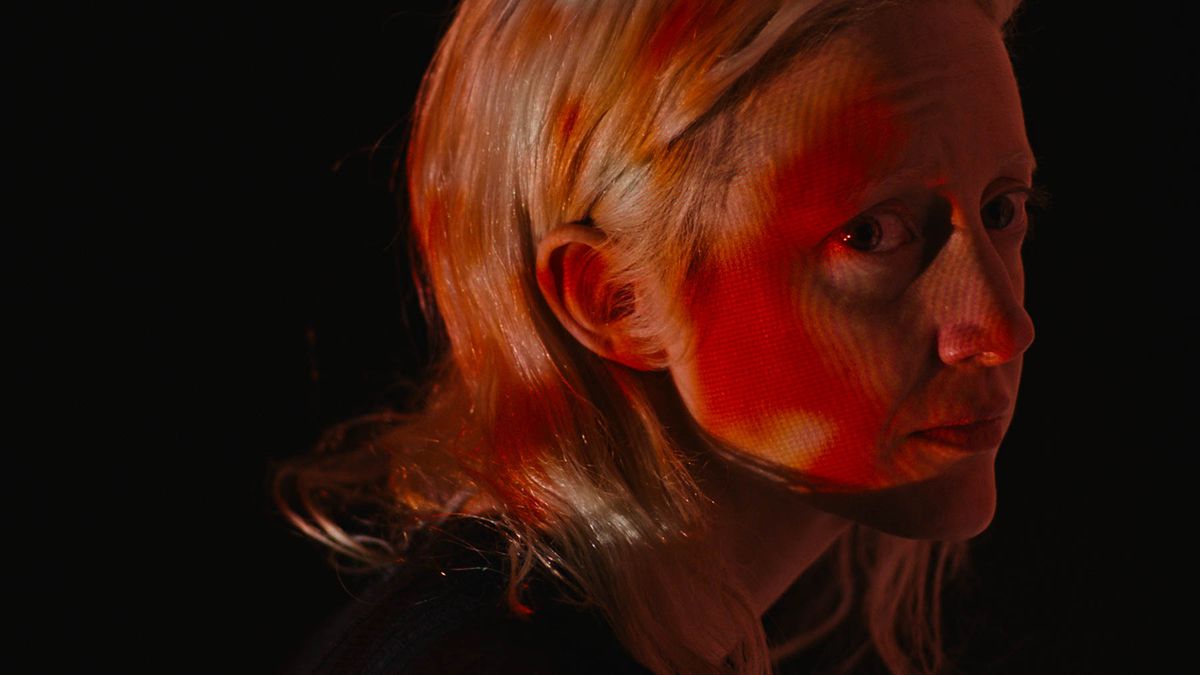 Tasya (Andrea Riseborough) inondata di luce rossa in Possessor