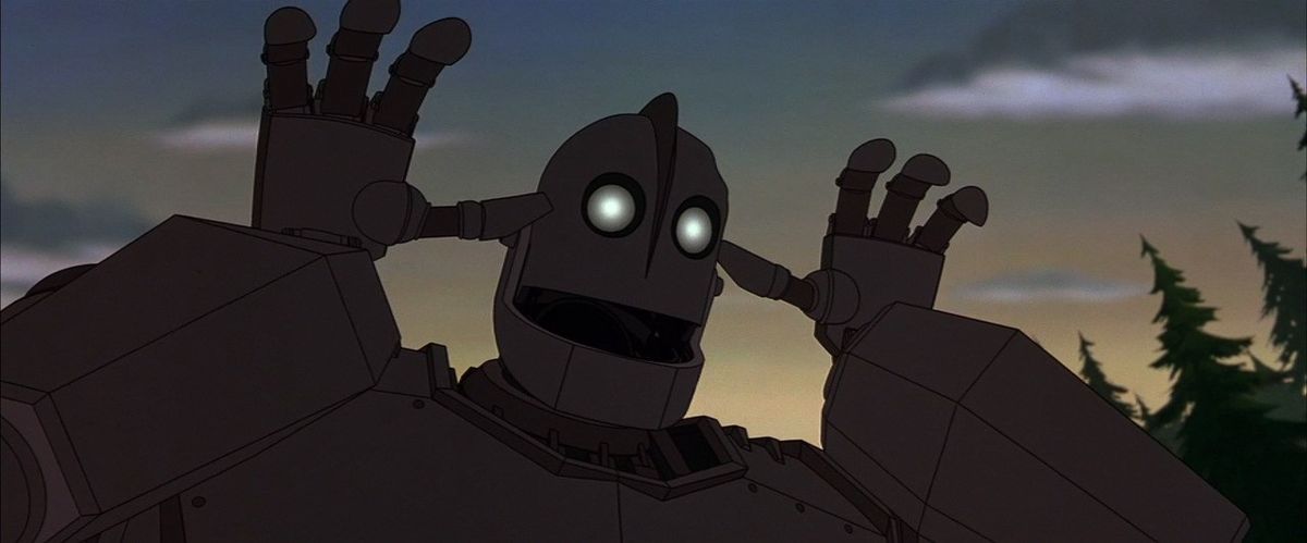 Un gigantesco robot grigio con gli occhi gialli luminosi fa una faccia sciocca e sciocca, agitando le mani vicino alla testa.