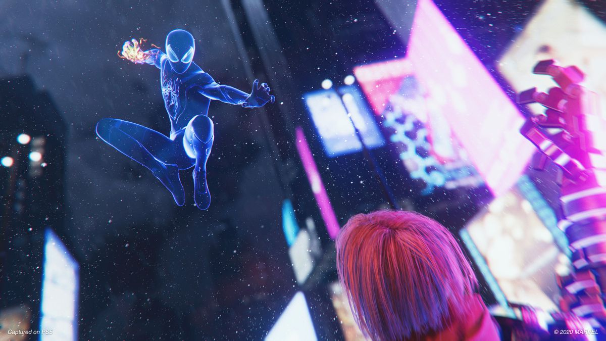 Spider-Man nella sua tuta invisibile prepara un pugno a mezz'aria in Spider-Man: Miles Morales