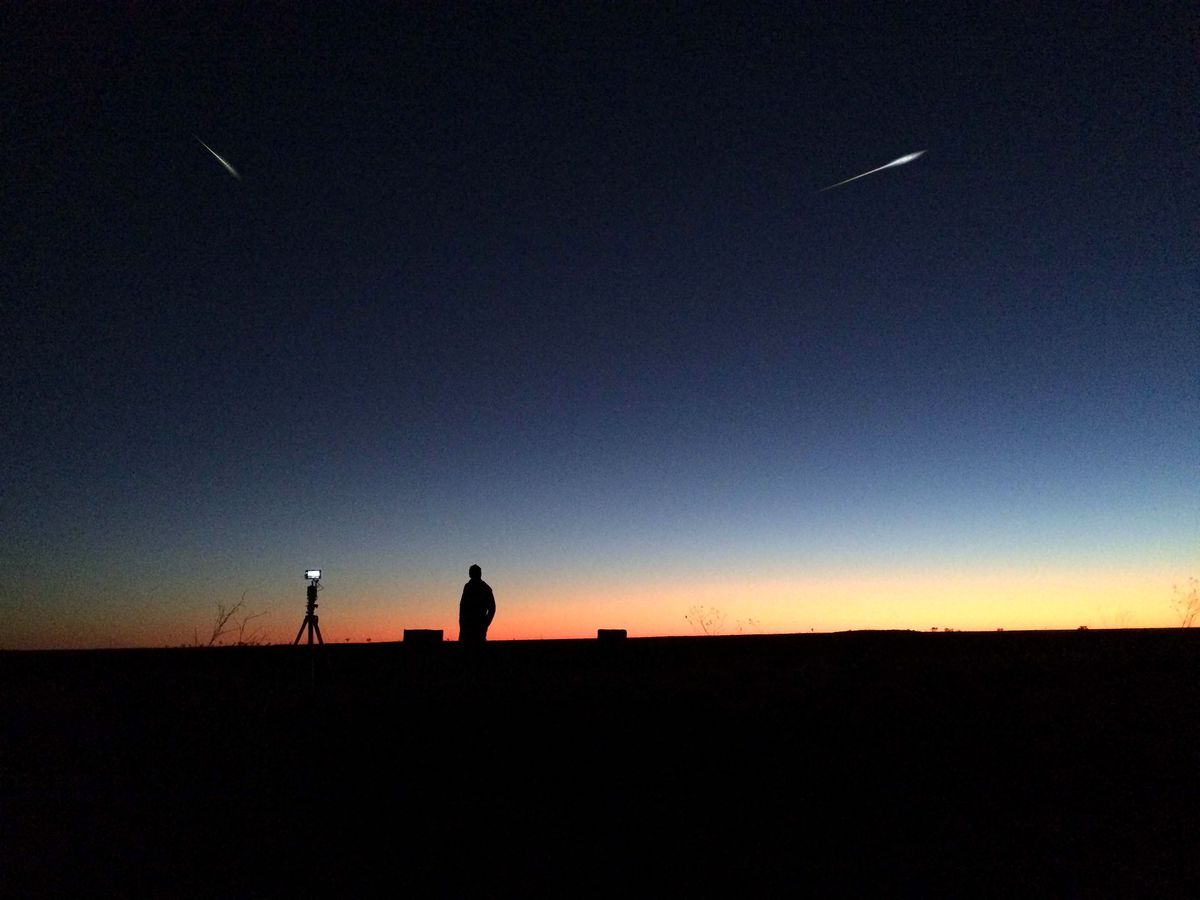Il cielo notturno con una cometa che colpisce il tramonto in Fireball