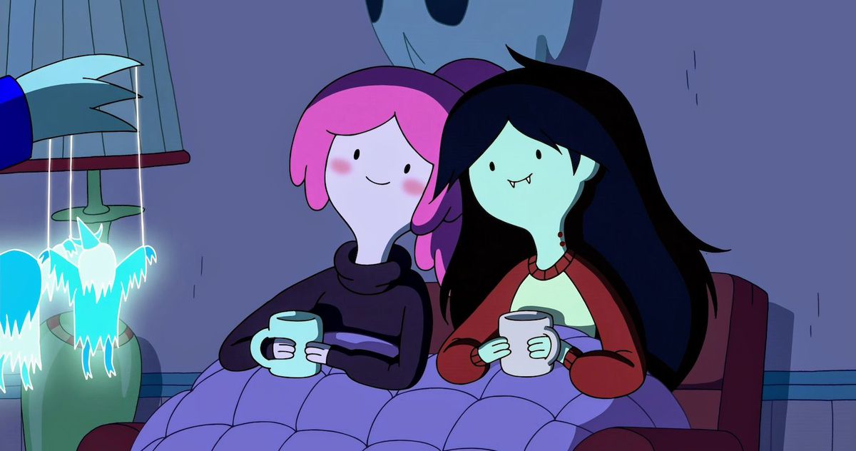 gomma da masticare e Marceline si raggomitolarono insieme nel letto, appoggiandosi l'una all'altra.  stanno tenendo delle tazze di tè