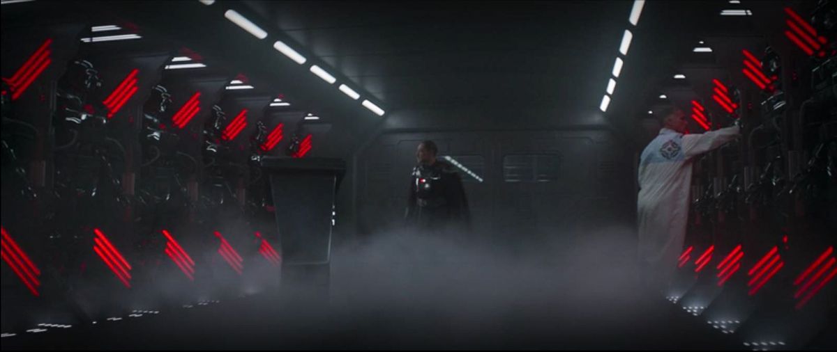 Diverse squadre di ... qualcosa su un incrociatore leggero imperiale.  Luci rosse li risuonano, mentre Moff Gideon li osserva.