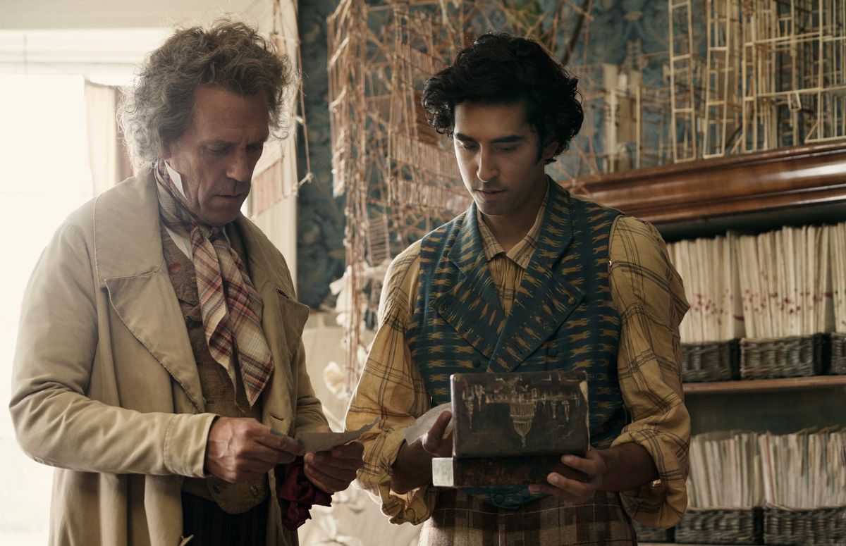 La storia personale di David Copperfield: Hugh Laurie e Dev Patel guardano in una vecchia scatola