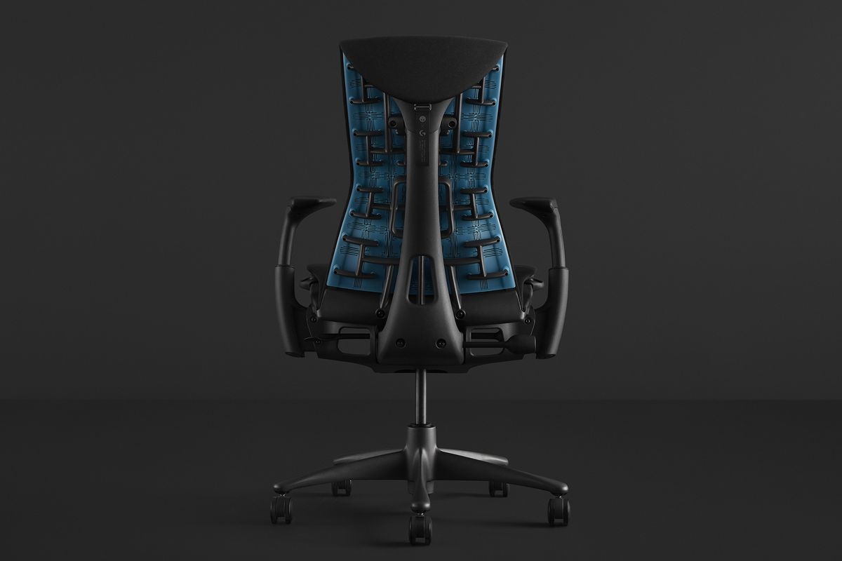 Una sedia da gioco Embody, in nero, con un supporto blu brillante sul retro.