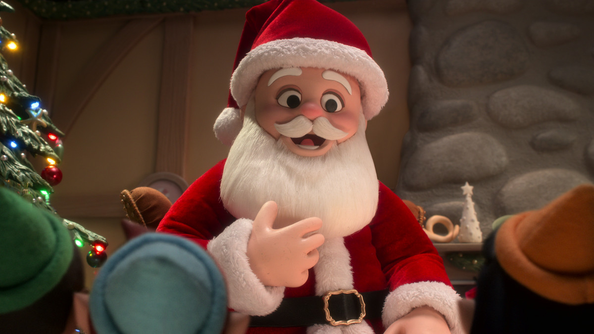 Un Babbo Natale in stop-motion racconta a un pubblico di bambini elfi una storia in Alien Xmas