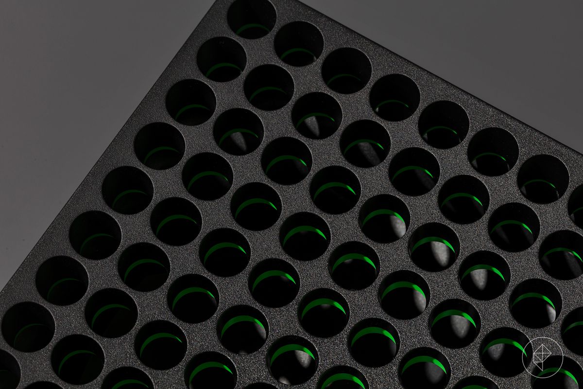 Console per videogiochi Xbox-X fotografata su uno sfondo grigio scuro