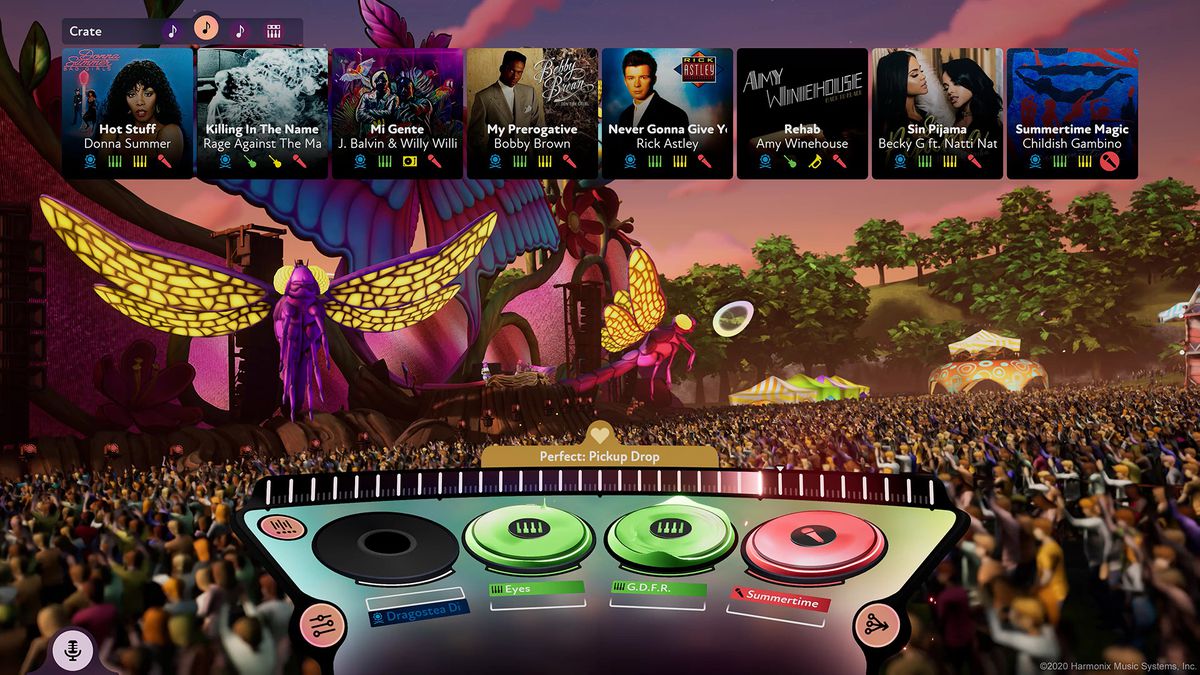 La schermata del mix di Fuser, che mostra i record su un tavolo e le scelte dei brani sopra una folla.