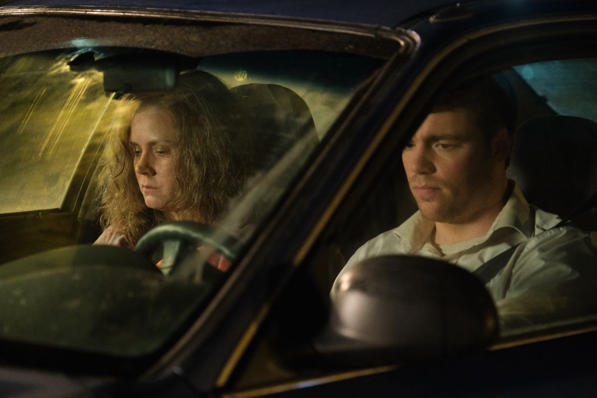 Amy Adams e Gabriel Basso siedono imbronciati in macchina insieme in Hillbilly Elegy
