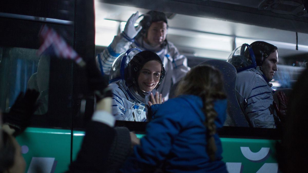 Eva Green, in completo equipaggiamento da astronauta, raggiunge sua figlia attraverso una lastra di vetro a Proxima