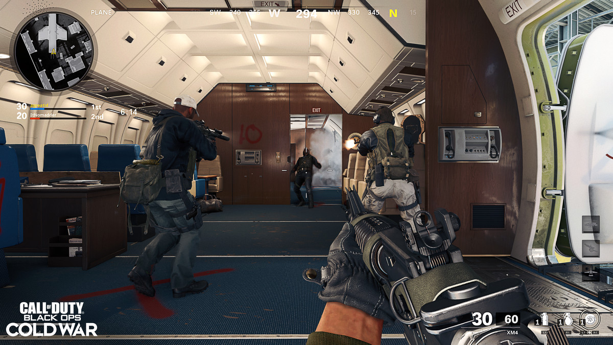 Call of Duty: Black Ops giocatori della Guerra Fredda che combattono su un aereo 
