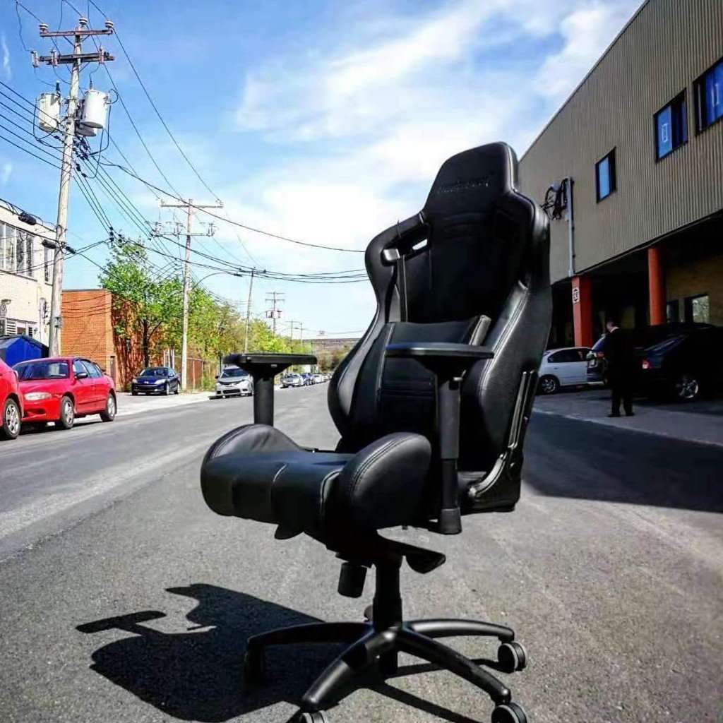 La sedia da gioco Anda Seat Dark Knight è vuota in mezzo a una strada