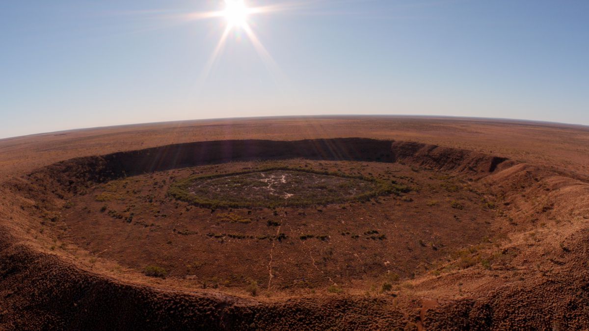 Un gigantesco cratere nella terra rossa dell'Australia dal documentario Fireball