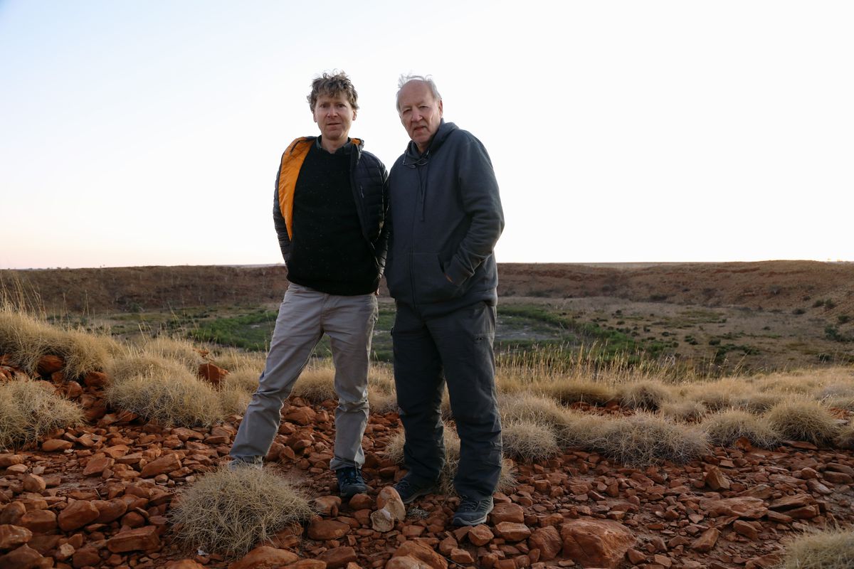 Clive Oppenheimer e Werner Herzog in piedi nell'entroterra australiano