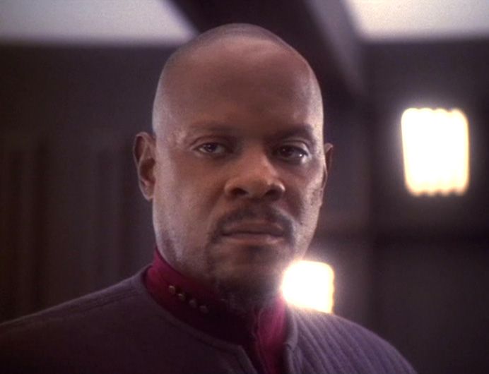 Sisko nella sua uniforme blu in Star Trek: Deep Space Nine