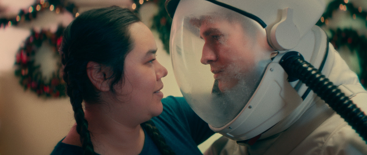 janet e un ragazzo con un casco da astronauta