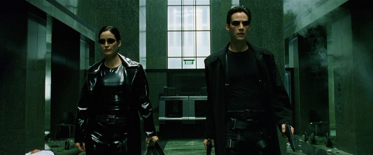 trinity e neo si preparano in The Matrix Reloaded 