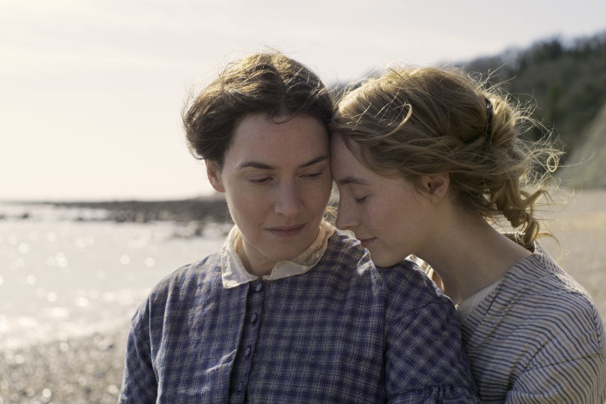 Saoirse Ronan strofina Kate Winslet sulla spiaggia di Ammonite