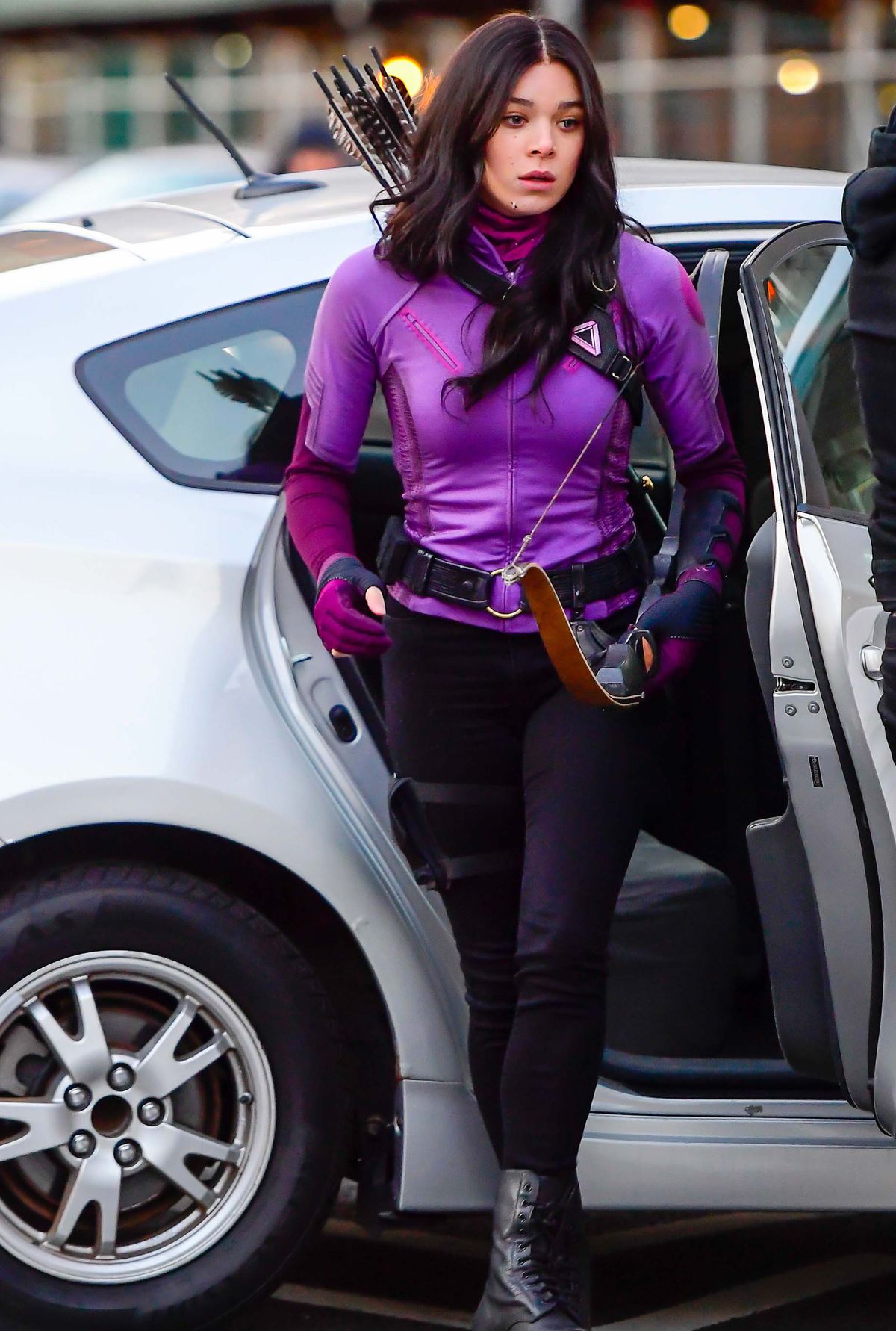 Hailee Steinfeld nel ruolo di Kate Bishop nella serie della Marvel Occhio di Falco che scende da un'auto a New York City