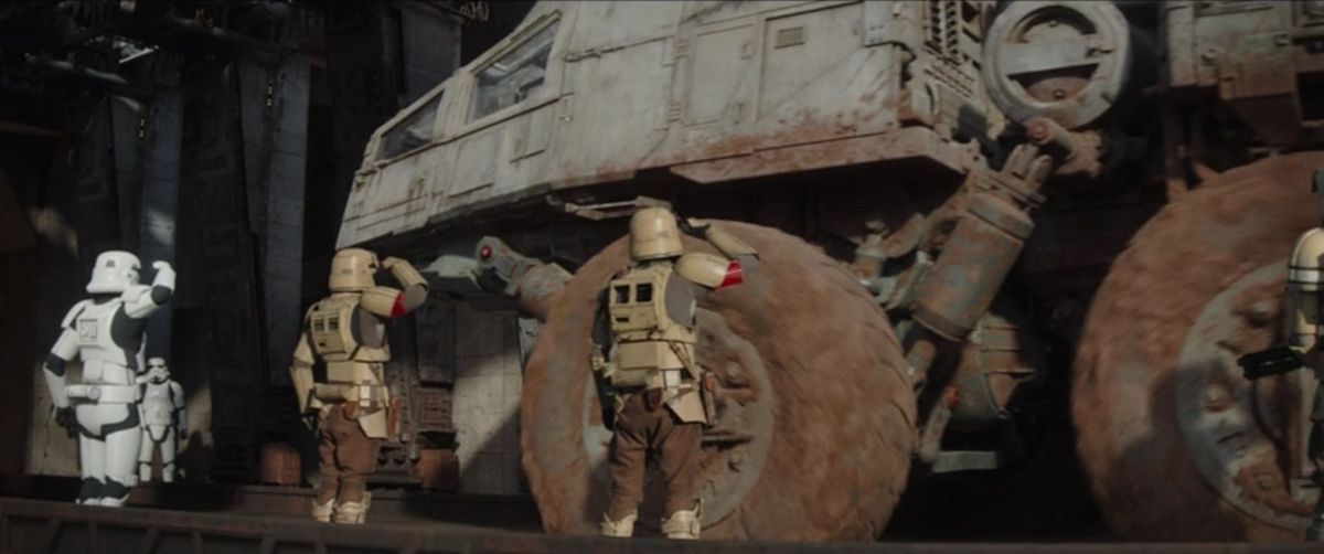 Stormtroopers e shore troopers salutano Migs Mayfeld e Din Djarin.