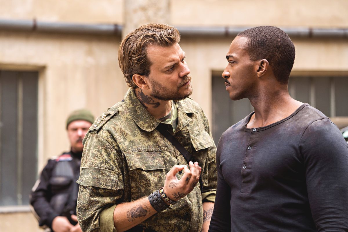 Pilou Asbæk si scontra con Anthony Mackie in Outside the Wire