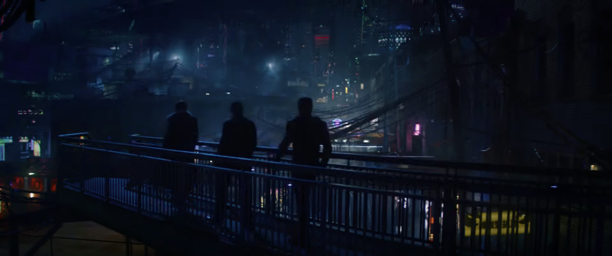 Sam Wilson e Bucky Barnes attraversano una squallida città illuminata da neon in Falcon and the Winter Soldier. 