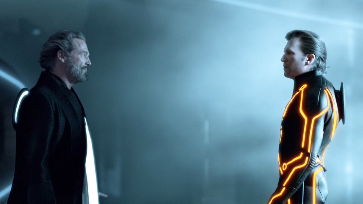 Flynn di Jeff Bridges affronta il CLU nel portale del mondo reale in Tron: Legacy
