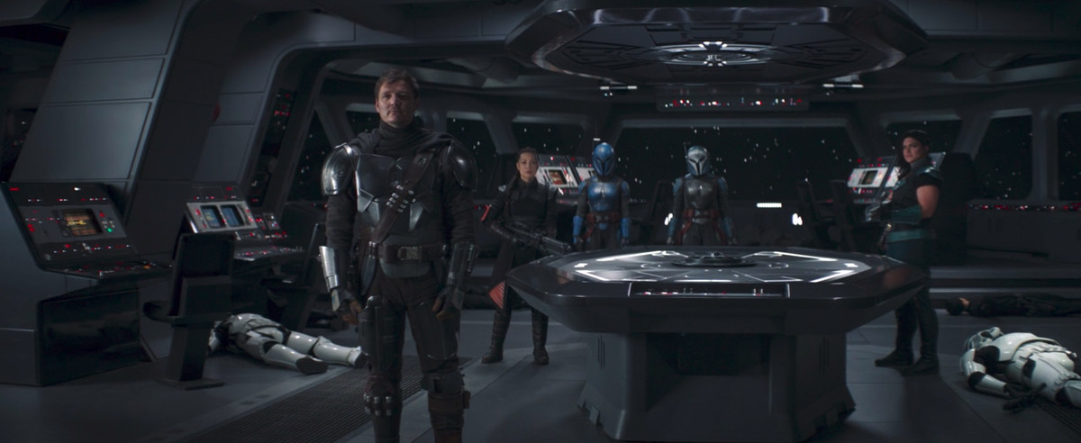 Din Djarin, Fennec Shand, Koska Reeves, Bo-Katan e Cara Dune si trovano sul ponte di una nave imperiale in The Mandalorian