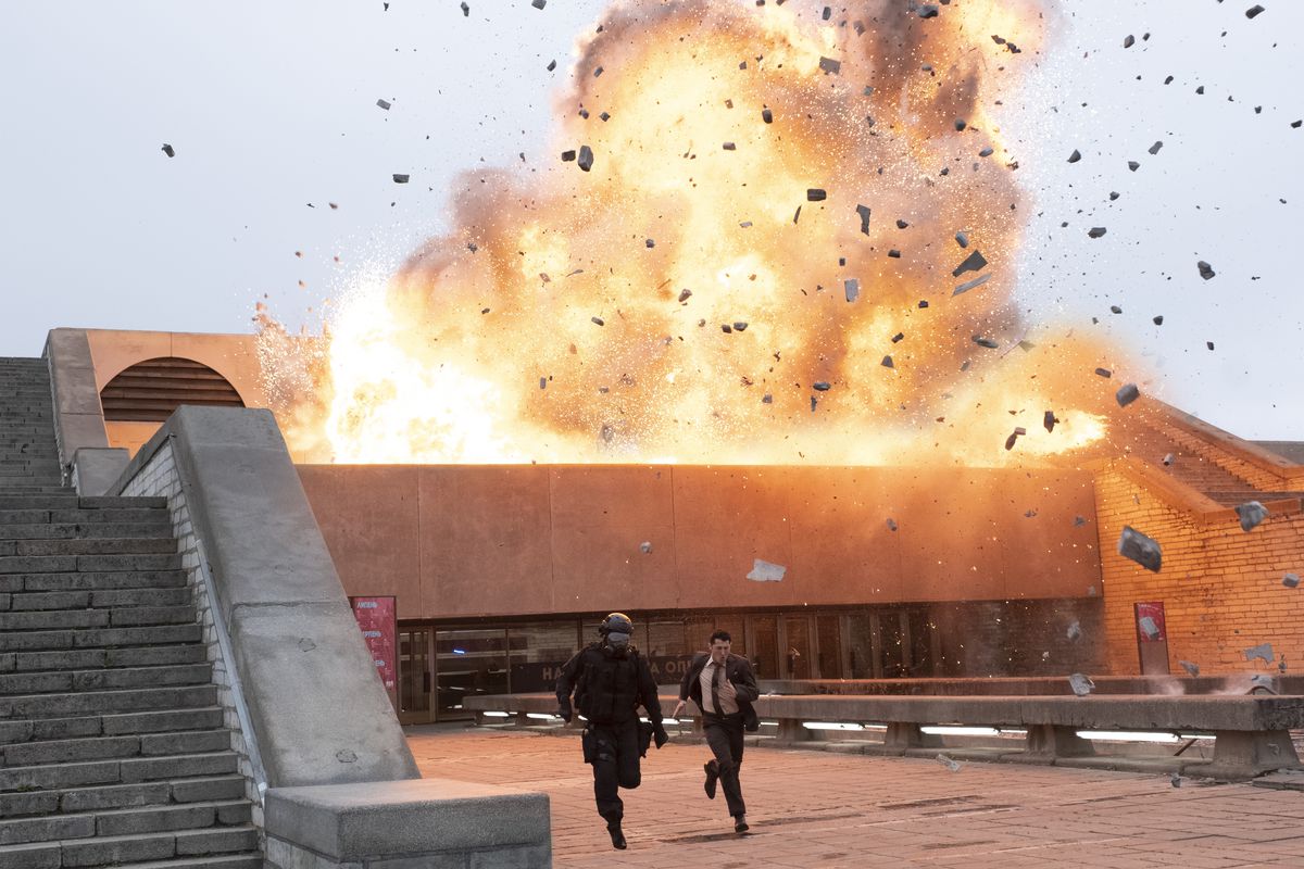 I personaggi scappano da un edificio che esplode in Tenet