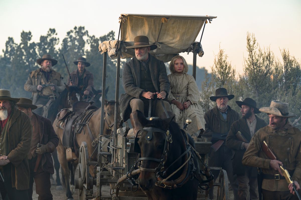Il capitano Jefferson Kyle Kidd (Tom Hanks) e Johanna Leonberger (Helena Zengel) cavalcano in un carro in News of the World