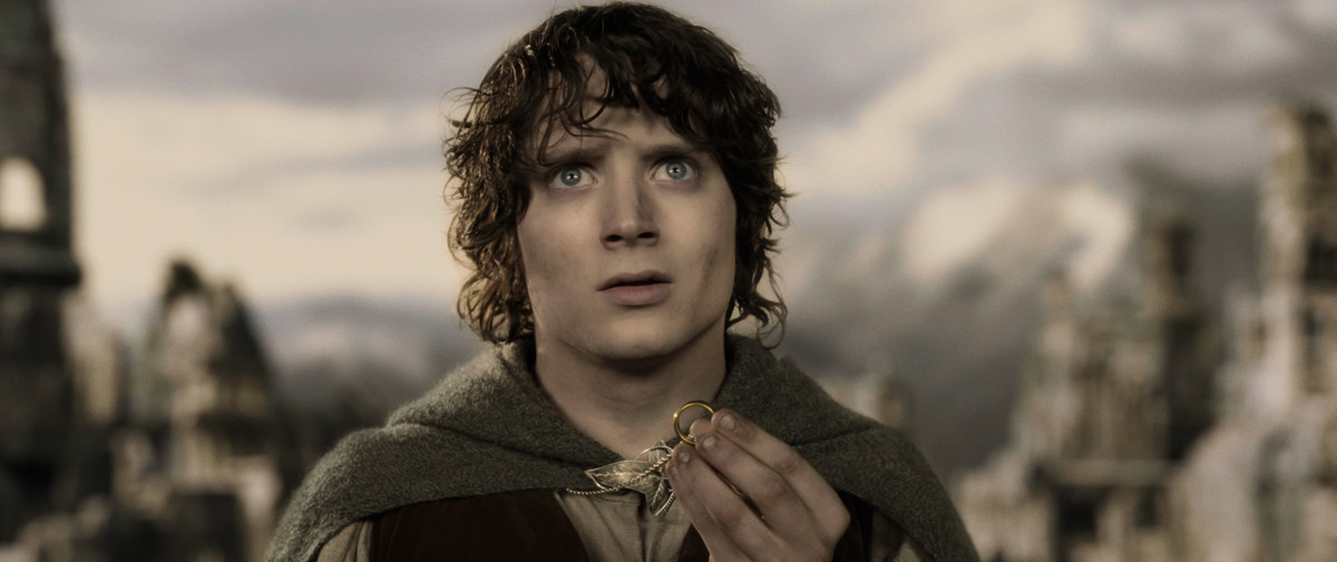 un Frodo invecchiato che tiene l'anello e guarda in alto ne Il Signore degli Anelli: Le Due Torri