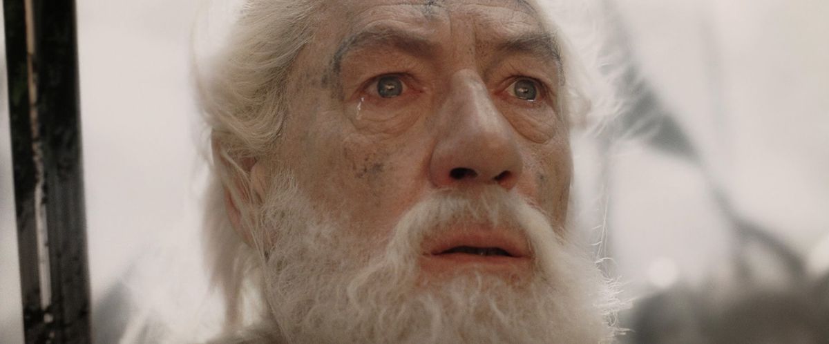una lacrima cade dall'occhio di Gandalf mentre la torre di Sauron crolla a terra in Il Signore degli Anelli: Il Ritorno del Re