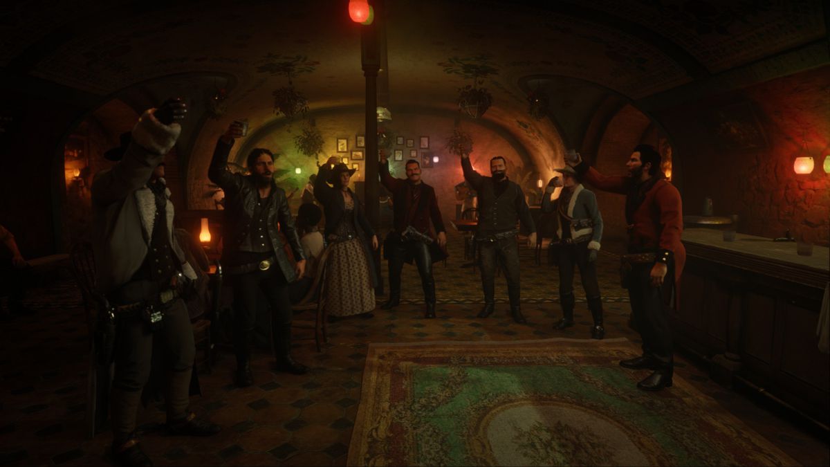 Red Dead Online: una schiera di cowboy si riunisce in un saloon per tifare.  Ognuno di loro tiene in mano un bicchiere di chiaro di luna.