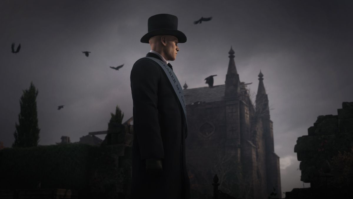 L'Agente 47, travestito da becchino, è in piedi con Thornbridge Manor sullo sfondo e gli uccelli che volano sopra di lui a Dartmoor in Hitman 3