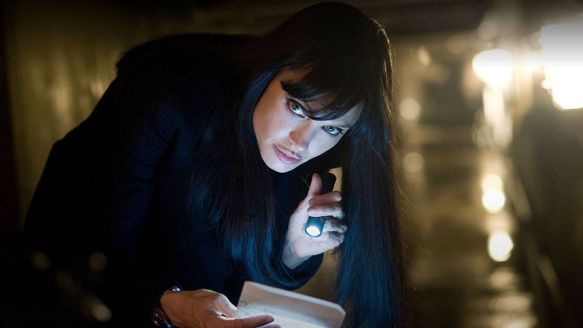 Angelina Jolie tiene una torcia in un garage in modalità spia totale a Salt