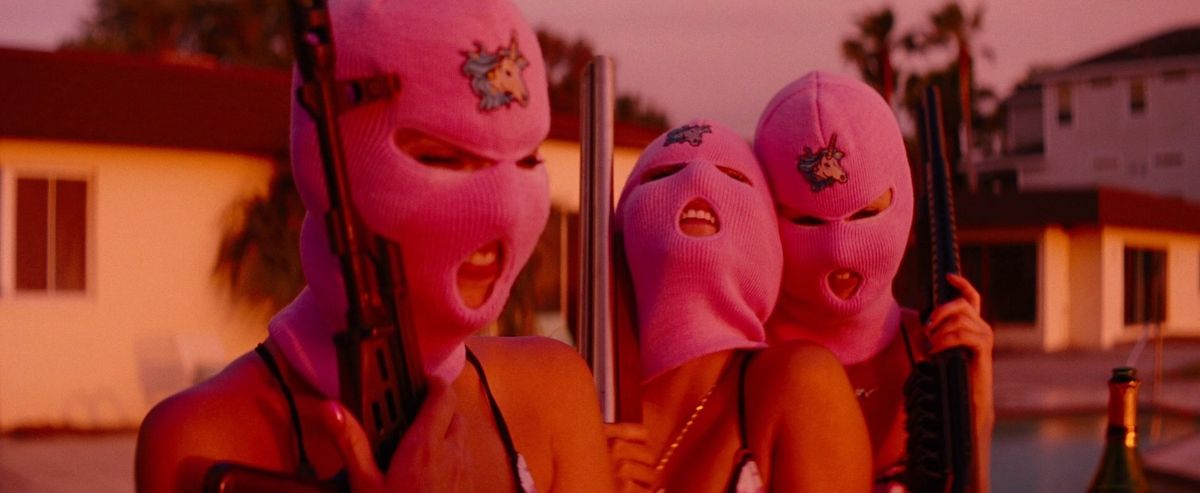Spring Breakers: Tre ragazze con passamontagna rosa tengono AK-47