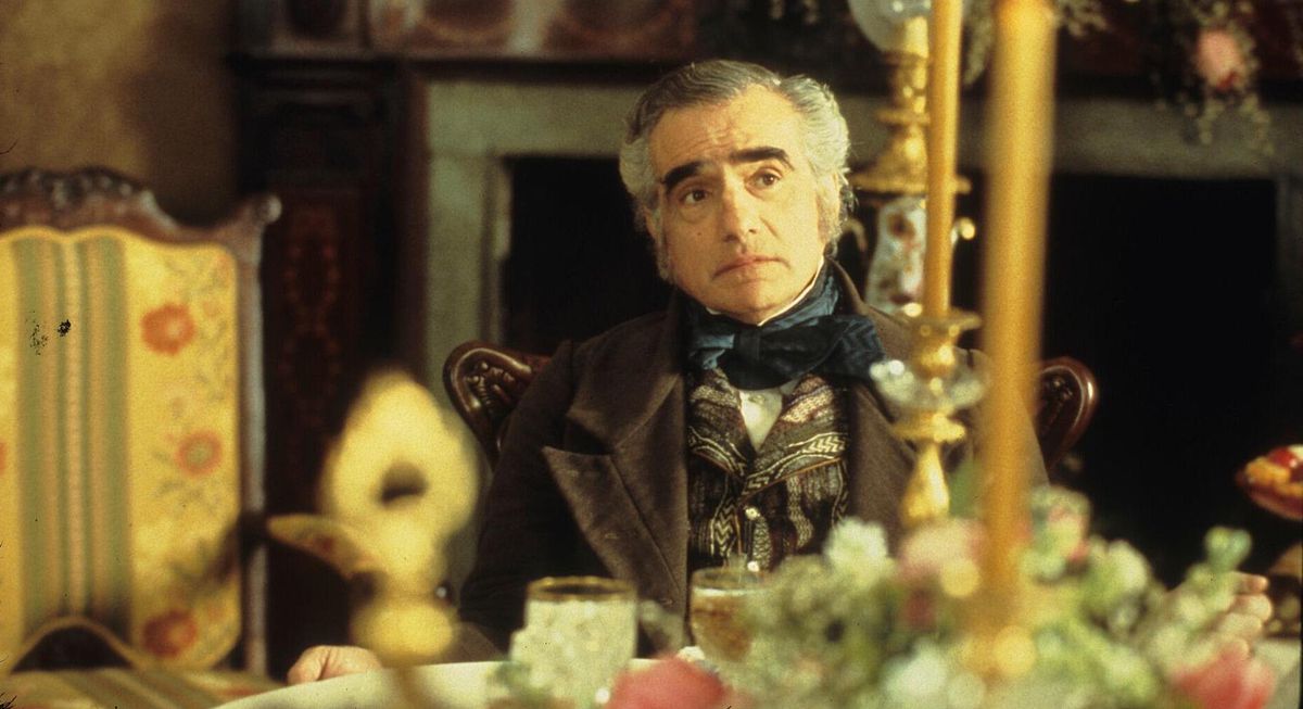 Martin Scorsese come un uomo ben vestito a un elaborato tavolo per banchetti a Gangs of New York