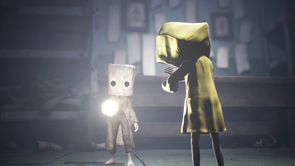 Mono accende una torcia a Six in Little Nightmares 2
